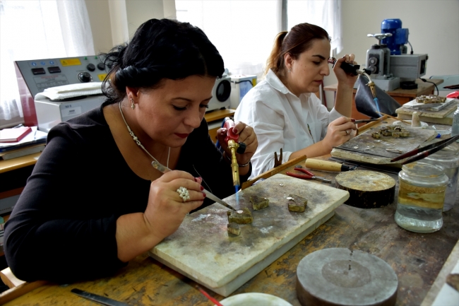 Osmanlı padişahlarının eşyalarındaki motifler aksesuarlara uyarlandı